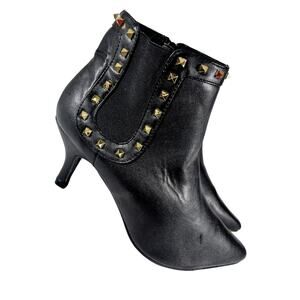 EY BOUTIQUE! BLACK VEGAN LEATHER & GOLD PYRAMID STUD DETAIL ZIP ANKLE BOOTS! 9M